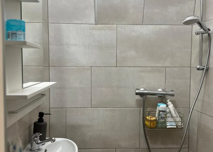 O9b Private In Center *